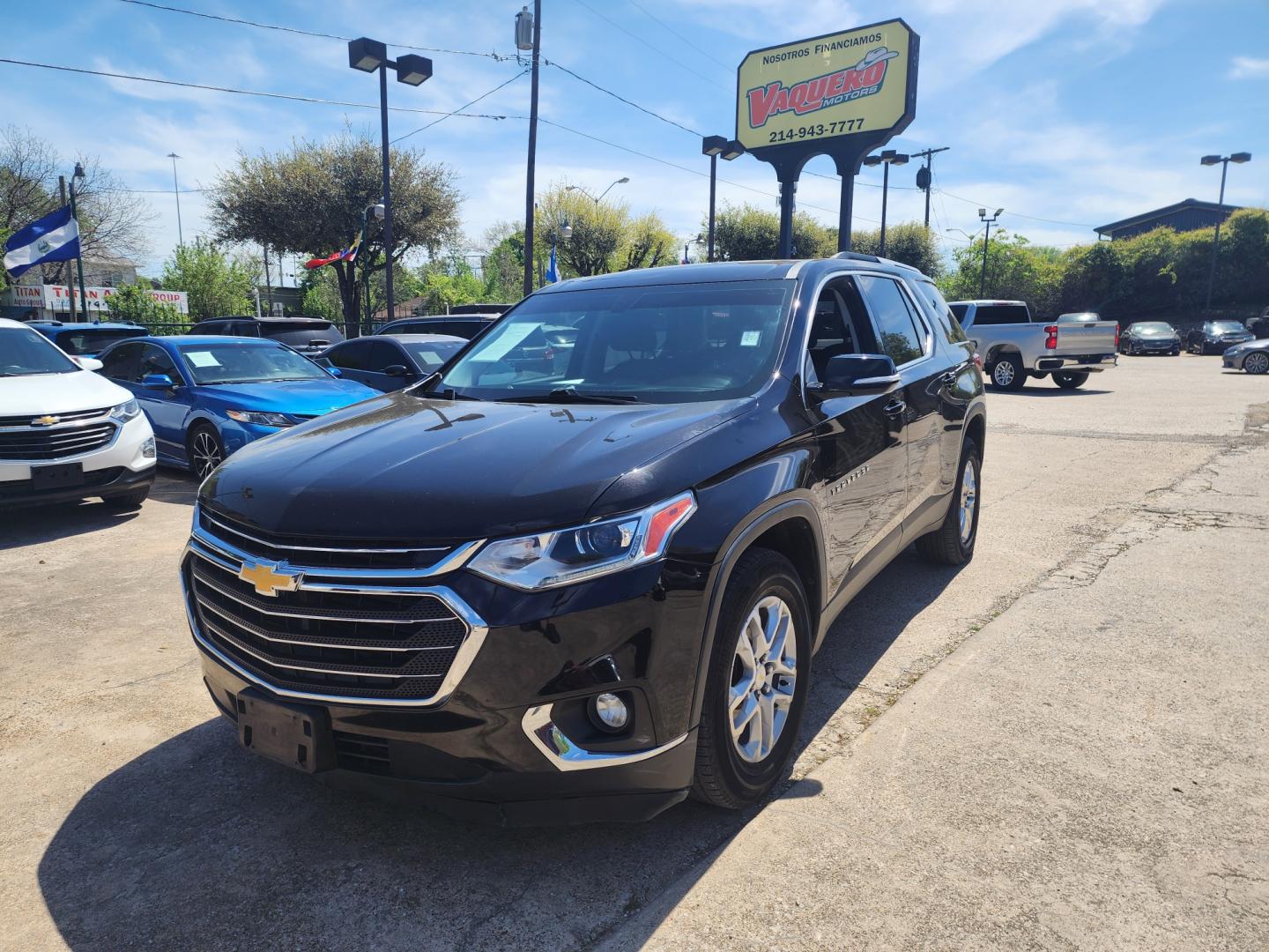 2018 Chevrolet Traverse LT Cloth FWD (1GNERGKWXJJ) with an 3.6L V6 DOHC 24V engine, 9A transmission, located at 945 E. Jefferson Blvd, Dallas, TX, 75203, (214) 943-7777, 32.752514, -96.811630 - Photo#0